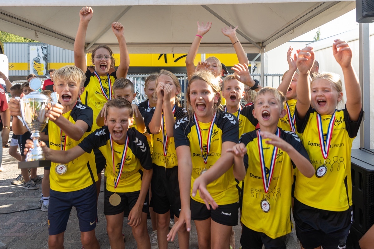 Winnend jeugdteam bij de Drakenbootrace op Erica