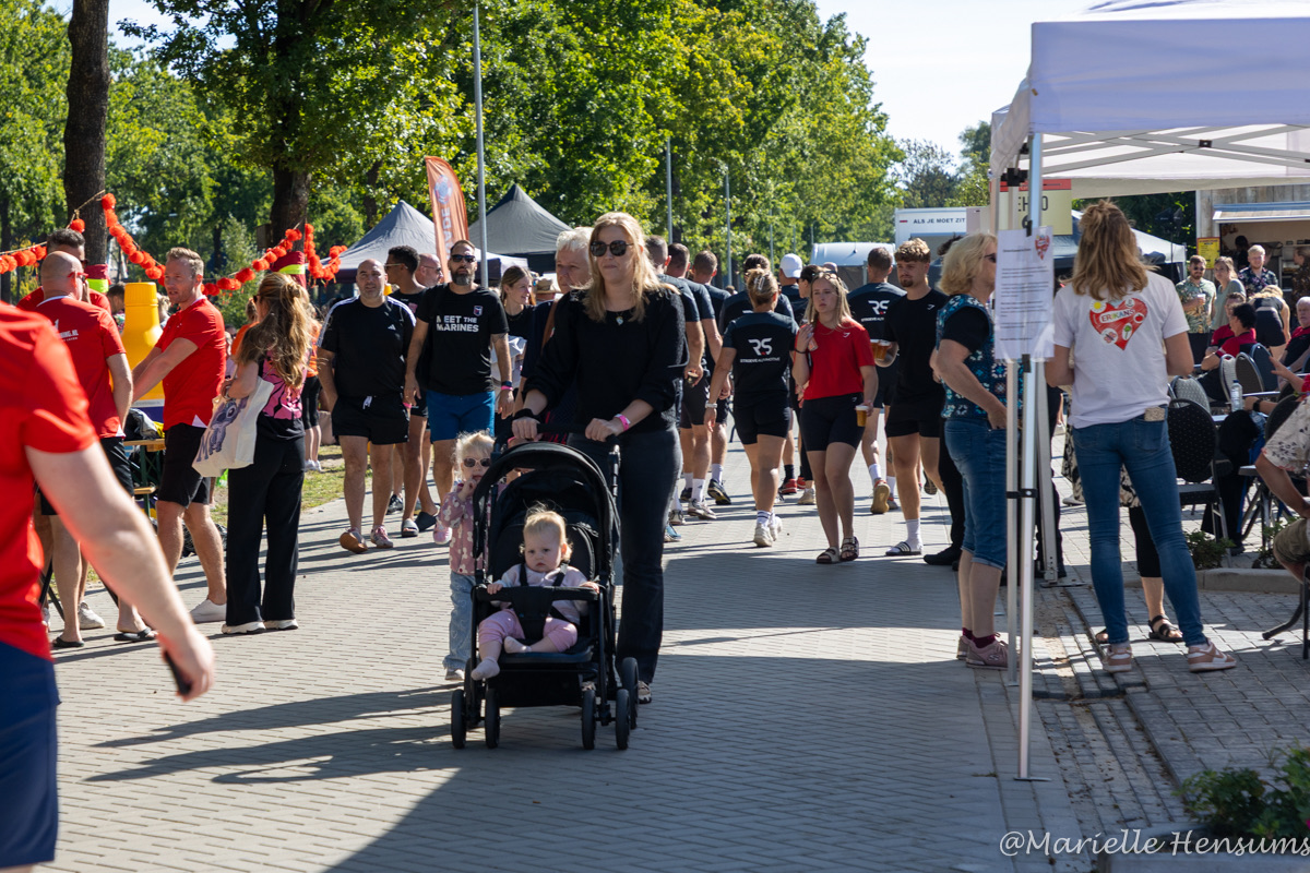 Bezoekers op het evenemententerrein